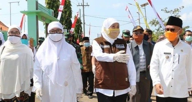 Momen Nyai Eva Bersama Gubernur Khofifah di Pulau Raas