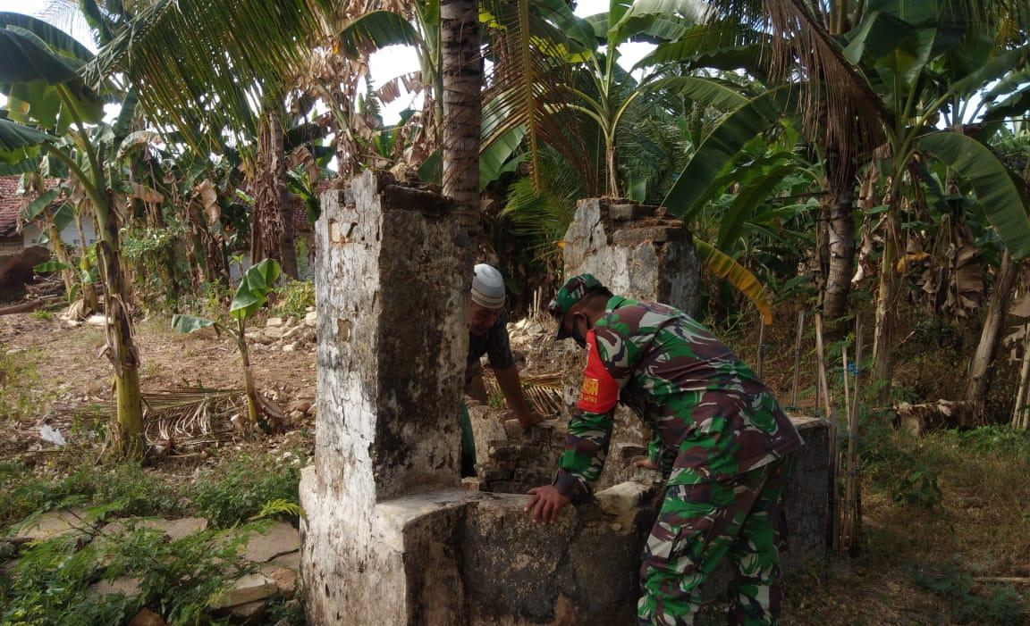 Babinsa Koramil Gapura Komsos Dengan Warga Binaan di Desa Gapura Tengah Babinsa Koramil Gapura Komsos Dengan Warga Binaan di Desa Gapura Tengah