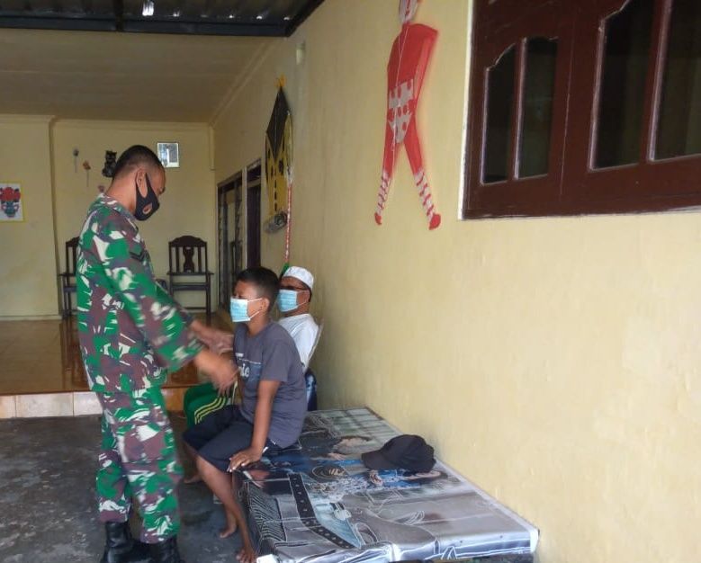 Mantap! Babinsa Koramil 0827/01 Kota Sertu Sutomo Giat Komsos Sambil Berbagi Masker
