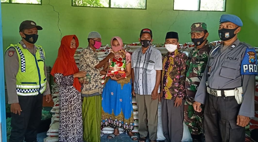 Babinsa Rubaru Kawal Bansos Sembako dari Pemkab Sumenep