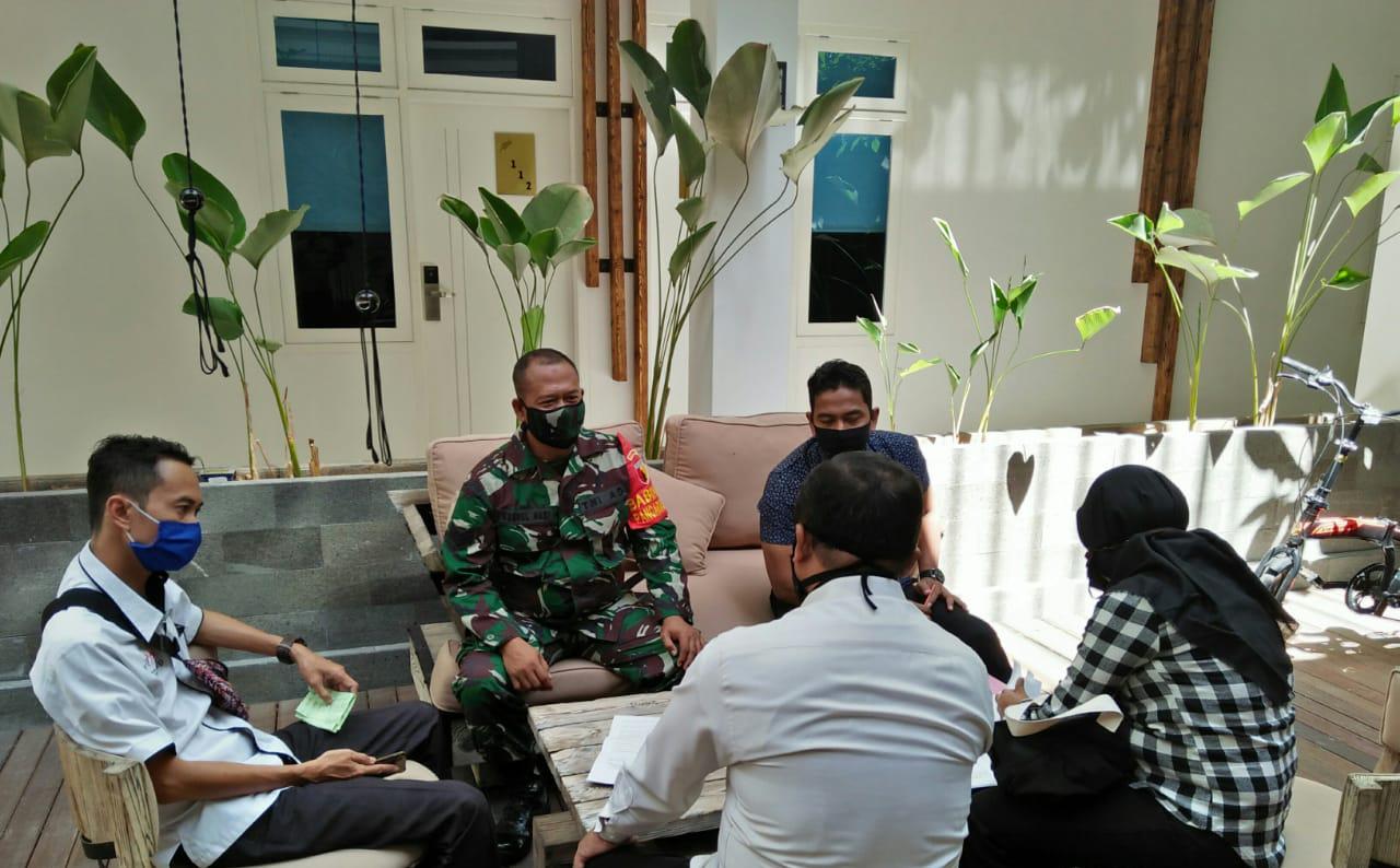 Babinsa Koramil Kota Sumenep Komsos ke Pemilik Hotel Supaya Patuhi Protokol Kesehatan
