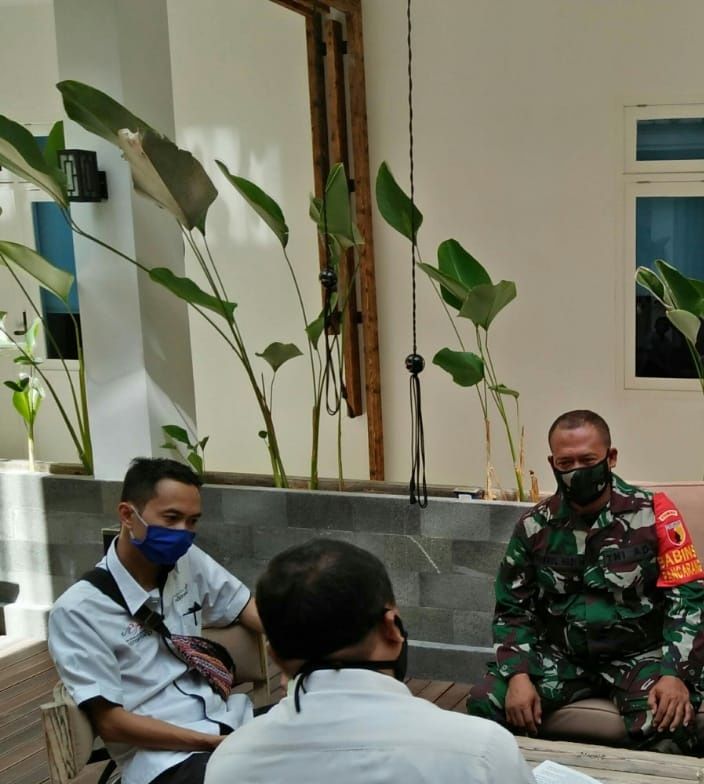 Babinsa Koramil Kota Komsos Bersama Aparat Desa Batuan