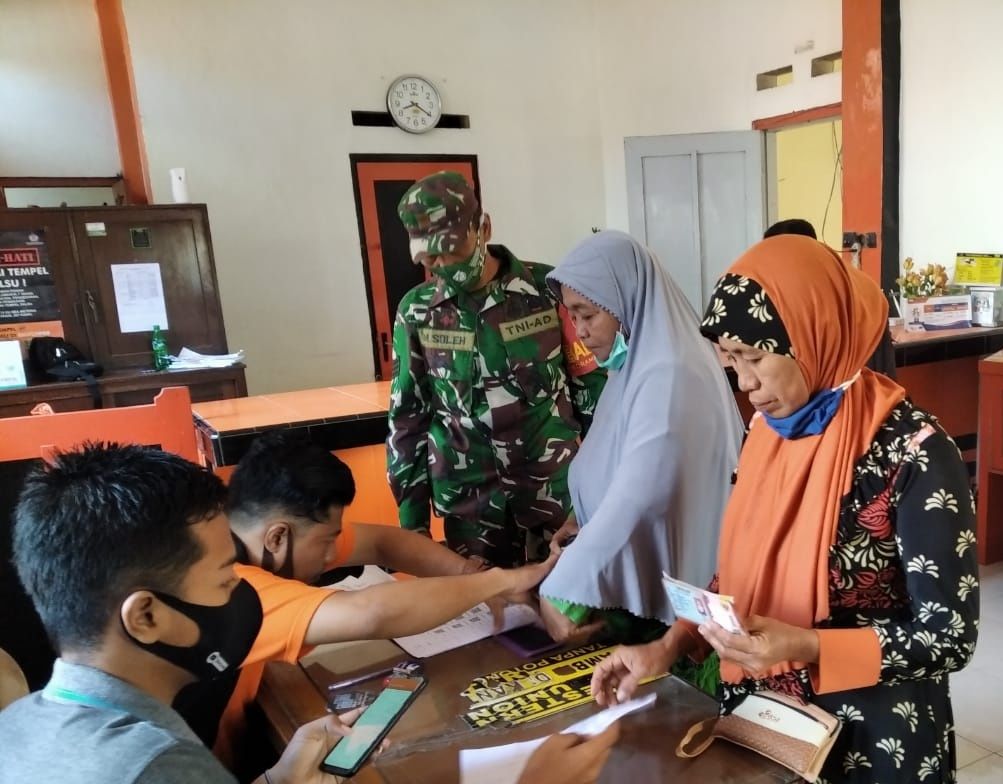 Komsos Babinsa Koramil Bluto giat pendampingan Distribusi BLT-DD Komsos Babinsa Koramil Bluto giat pendampingan Distribusi BLT-DD