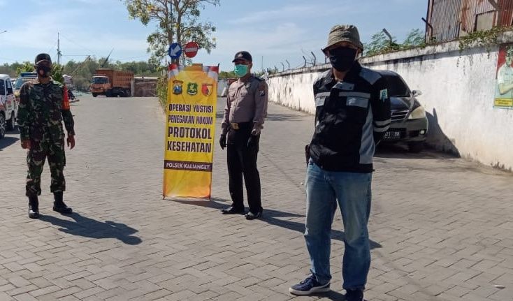 Babinsa Koramil Kalianget Bersama Bhabinkamtibmas Komsos Soal Pentingnya Masker