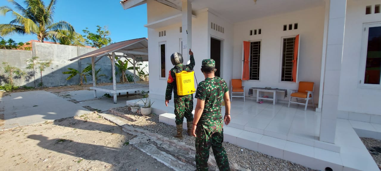 Babinsa Koramil 0827/20 Sapudi Giat Penyemprotan Disinfektan dirumah Warga Binaan