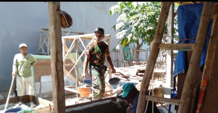 Babinsa Koramil Raas Giat Komsos Sambil Bantu Rehab Rumah Warga Binaan