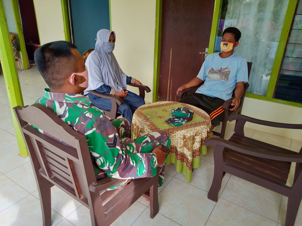 Babinsa Koramil Dasuk Lakukan Pendekatan Dengan Pihak Desa Binaan