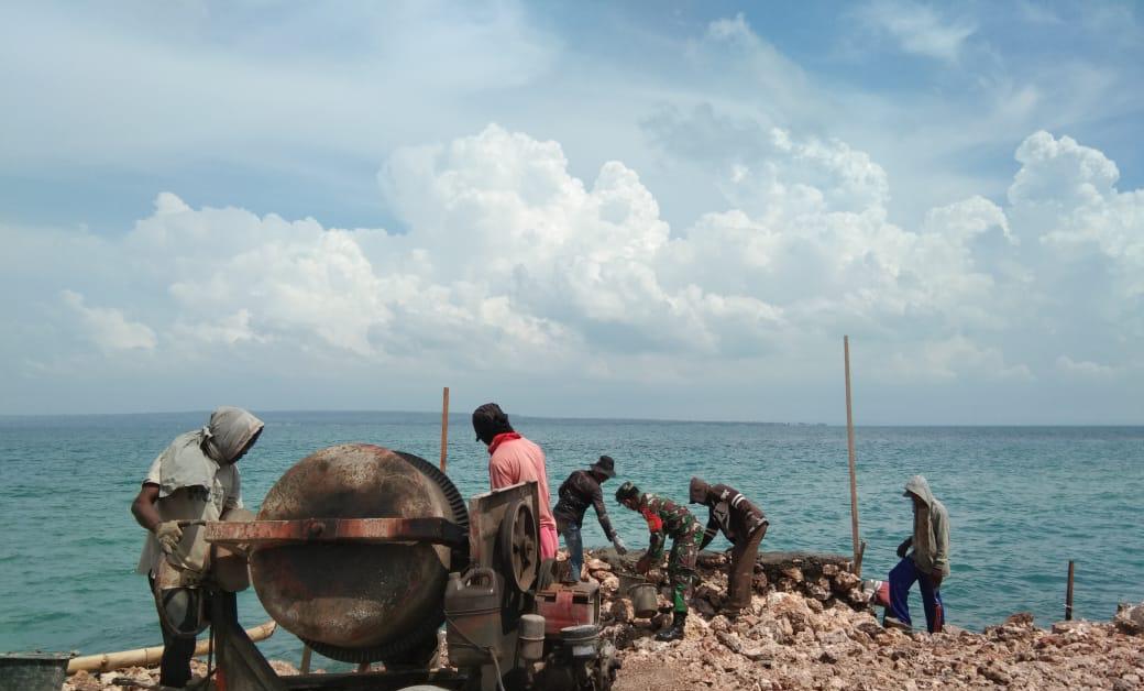 Babinsa Koramil 0827/23 Giligenting Ajak Warga Binaan Tetap Pakai Masker Dalam Beraktivitas