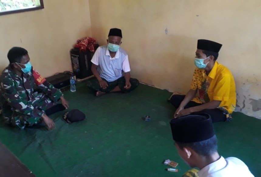 Babinsa Koramil 0827/07 Guluk-Guluk Komsos Dengan Perangkat Desa Pordapor