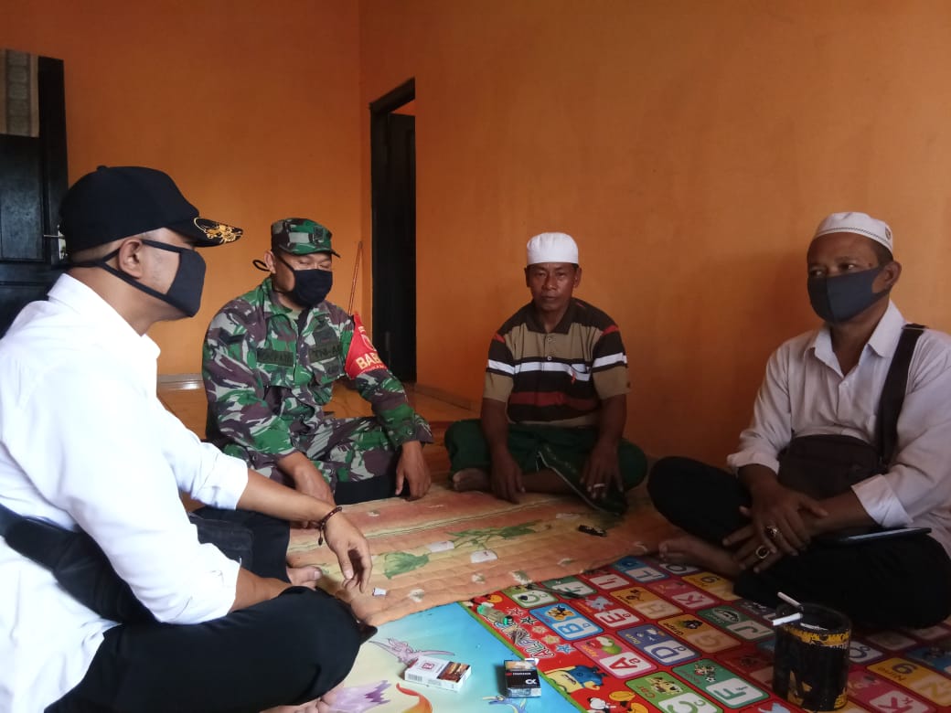 Babinsa Koramil Guluk-Guluk Komsos Dengan Perangkat Desa Binaan