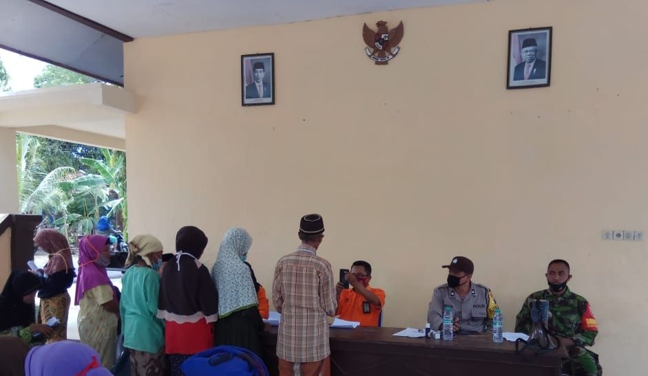 Koramil 0827/15 Batu Putih bersama Bhabinkamtibmas Kawal BLT-DD Tahap III