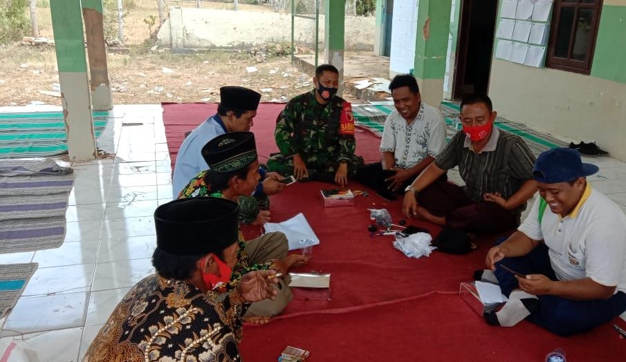 Babinsa Koramil 0827/05 Lenteng Komsos Dengan Perangkat Desa Binaan Babinsa Koramil 0827/05 Lenteng Komsos Dengan Perangkat Desa Binaan