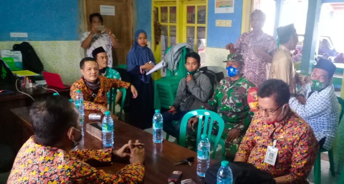 Babinsa Koramil 0827/16 Gapura Komsos Dengan Perangkat Desa Gersik Putih Babinsa Koramil 0827/16 Gapura Komsos Dengan Perangkat Desa Gersik Putih