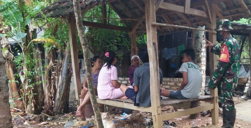 Koramil 0827/16 Gapura Komsos Dengan Warga Binaan Agar Pakai Masker