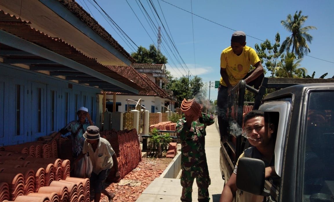 Penuh Keakraban, Babinsa Koramil Gapura Komsos Dengan Warga Binaan Penuh Keakraban, Babinsa Koramil Gapura Komsos Dengan Warga Binaan