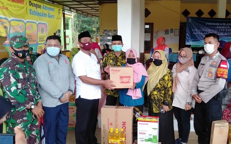 Babinsa Koramil Rubaru Bersama Bhabinkamtibmas Lakukan Komsos