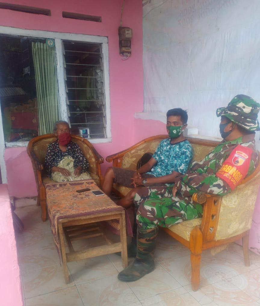 Babinsa Koramil 0827/16 Gapura Komsos Di Desa Batu Dinding