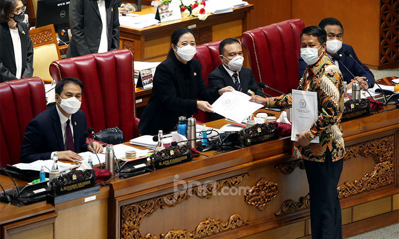 Gegara Cipta Kerja, Jokowi dan Puan Maharani Diberi Gelar Penjahat Konstitusi