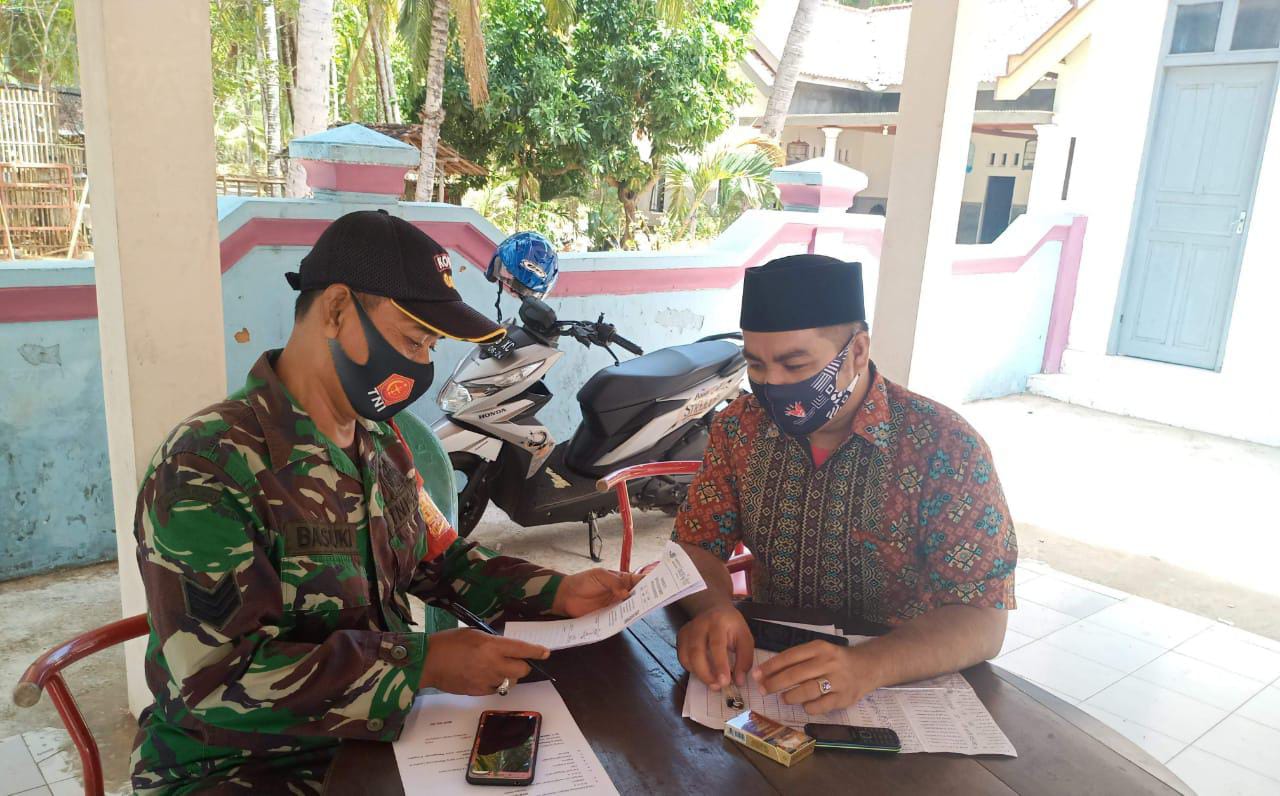 Babinsa Koramil 0827/16 Gapura Serka Basuki R Komsos Dengan Perangkat Desa Longos