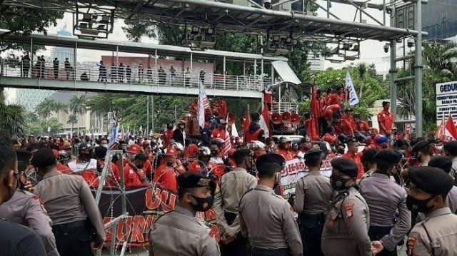 Dihalau Polisi, Buruh: Besok dari Utara hingga Selatan, Kita Kepung Istana!