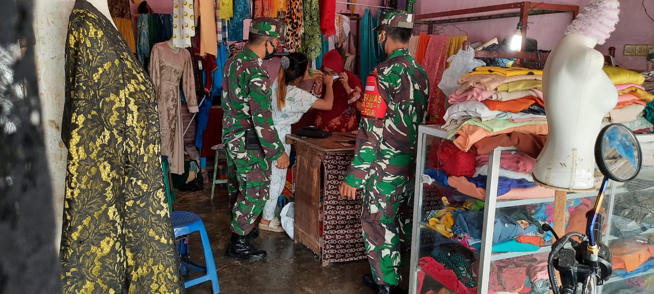 Babinsa Koramil 0827/05 Lenteng Lakukan Pengawasan Protokol Kesehatan di Pasar Tradisional Babinsa Koramil 0827/05 Lenteng Lakukan Pengawasan Protokol Kesehatan di Pasar Tradisional