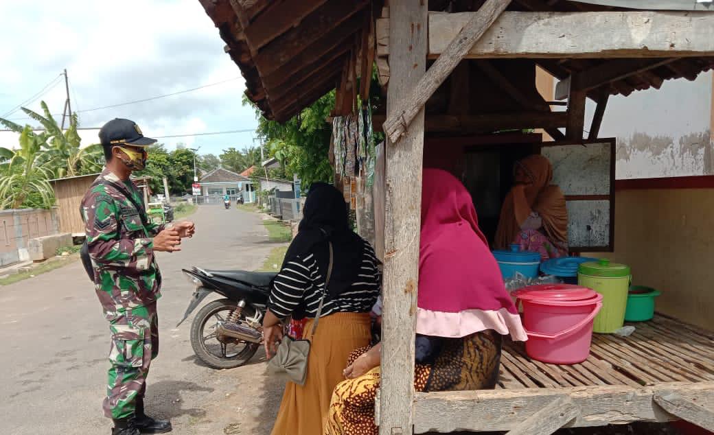 Babinsa Koramil 0827/21 Raas  Sertu Sufiyan Ajak Warga Binaan Pakai Masker