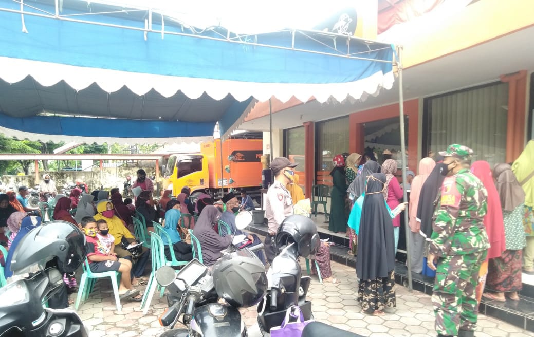 Babinsa Koramil 0827/01 Kota Sumenep bersama Babhinkamtibmas Polsek Kota Kawal BST