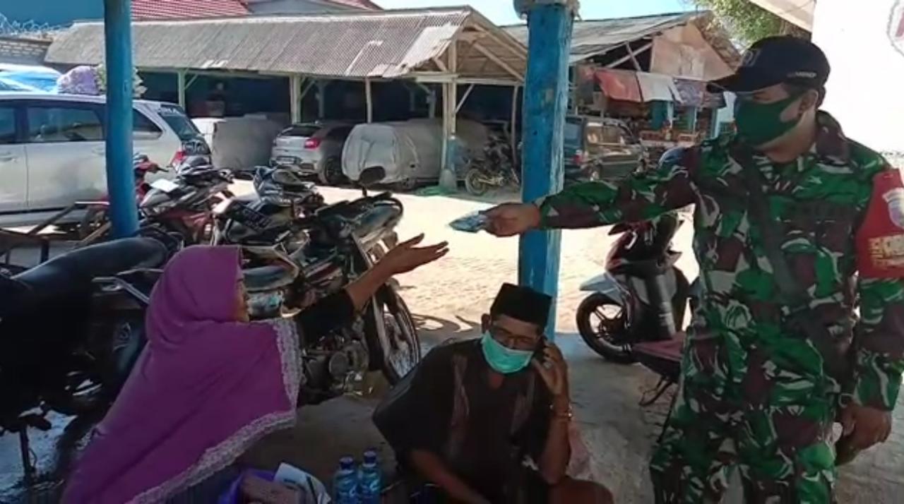 Babinsa Koramil 0827/17 Dungkek Giat Penegakan Disiplin Protokol Kesehatan