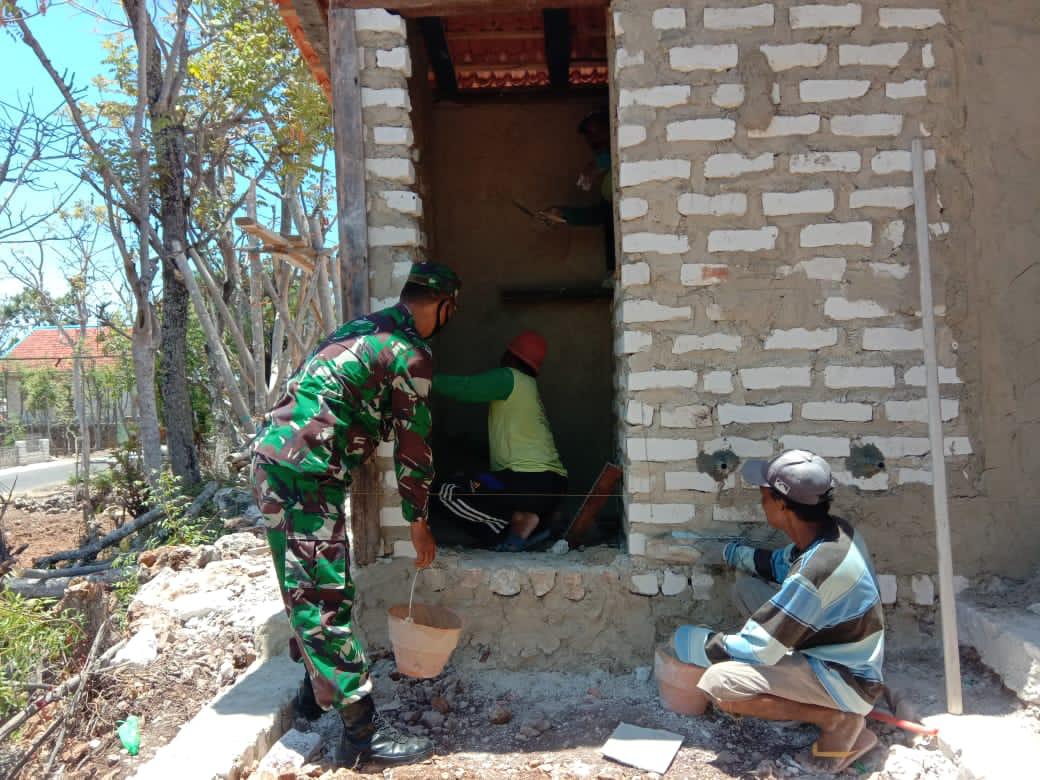 Babinsa Koramil 0827/06 Saronggi Bantu Pembuatan Mushola di Desa Pagar Batu