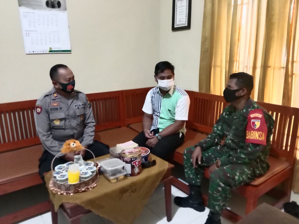 Babinsa Koramil 0827/06 Saronggi Silaturrahim ke Mapolsek Setempat