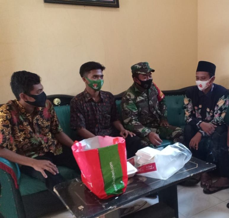 Babinsa Koramil 0827/16 Gapura Anjangsana ke Kantor Desa Batu Dinding