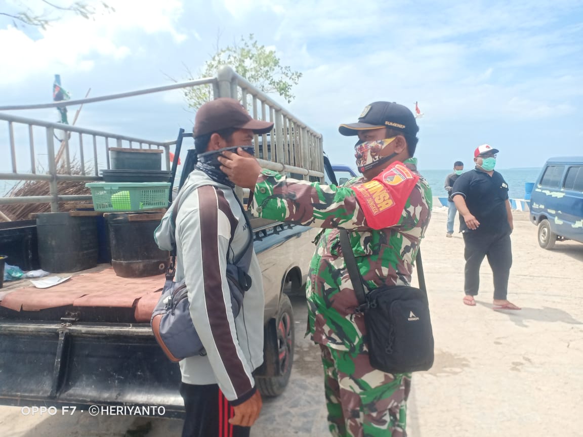 Babinsa Koramil 0827/17 Dungkek Giat Penegakan Disiplin Protokol Kesehatan
