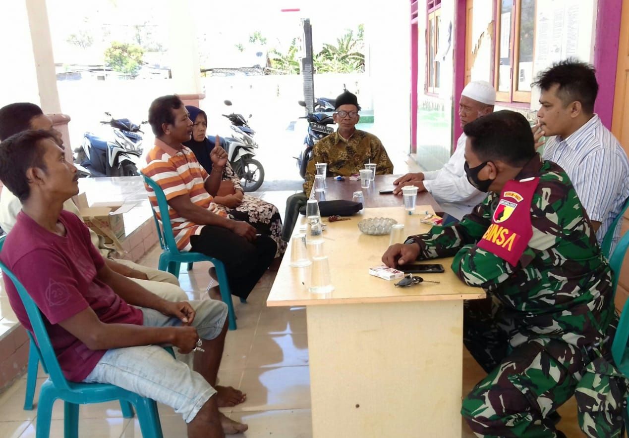 Babinsa Koramil 0827/06 Saronggi Komsos Dengan Perangkat Desa Nambakor
