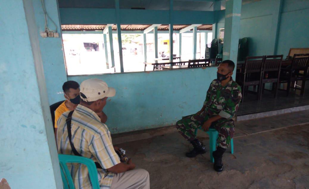 Babinsa Koramil 0827/ 01 Kota  Silaturrahim Sambil Edukasi Warga Soal Covid-19