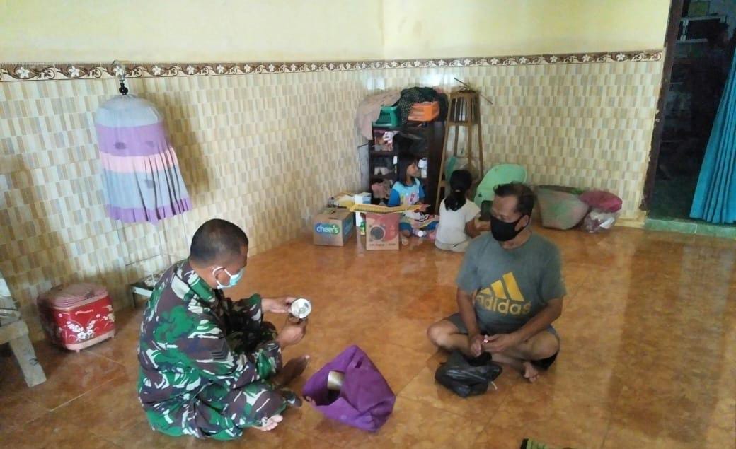Babinsa Koramil 0827/01 Kota Sumenep Anjangsana Kerumah Warga Binaan