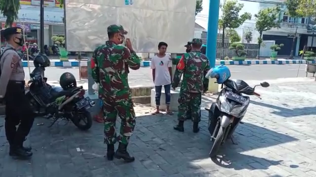 Babinsa Koramil 0827/16 Gapura Serda Agung Himbau Warga Patuhi Protokol Kesehatan Babinsa Koramil 0827/16 Gapura Serda Agung Himbau Warga Patuhi Protokol Kesehatan