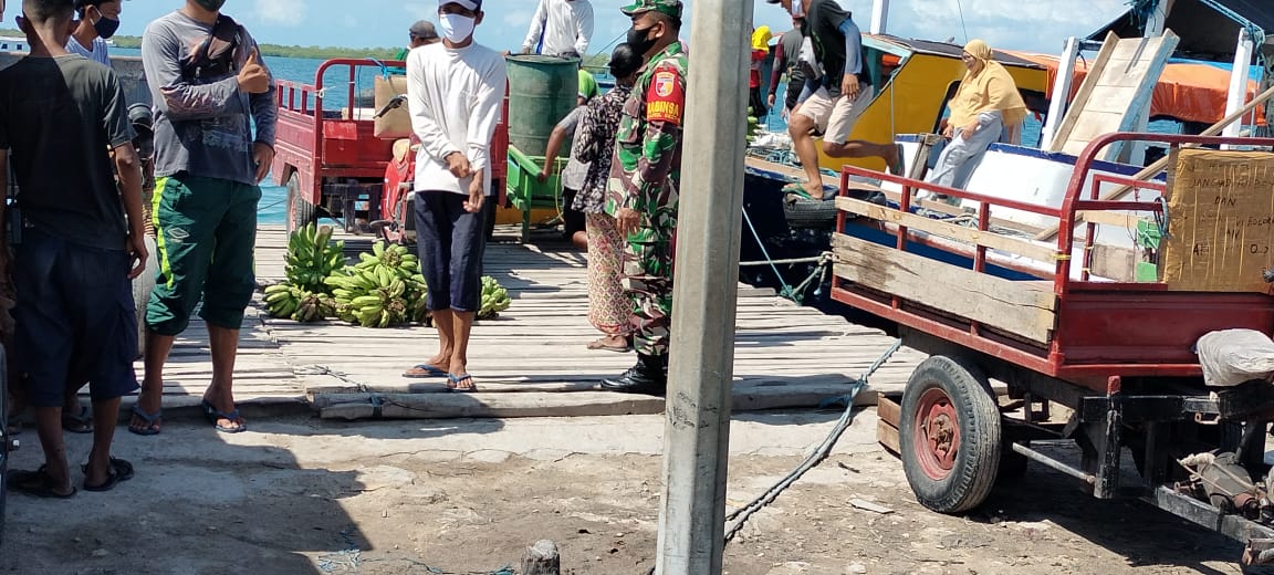Cegah Penyebaran Covid-19, Babinsa Koramil 0827/19 Sapeken Pantau Pasar Sapeken Cegah Penyebaran Covid-19, Babinsa Koramil 0827/19 Sapeken Pantau Pasar Sapeken