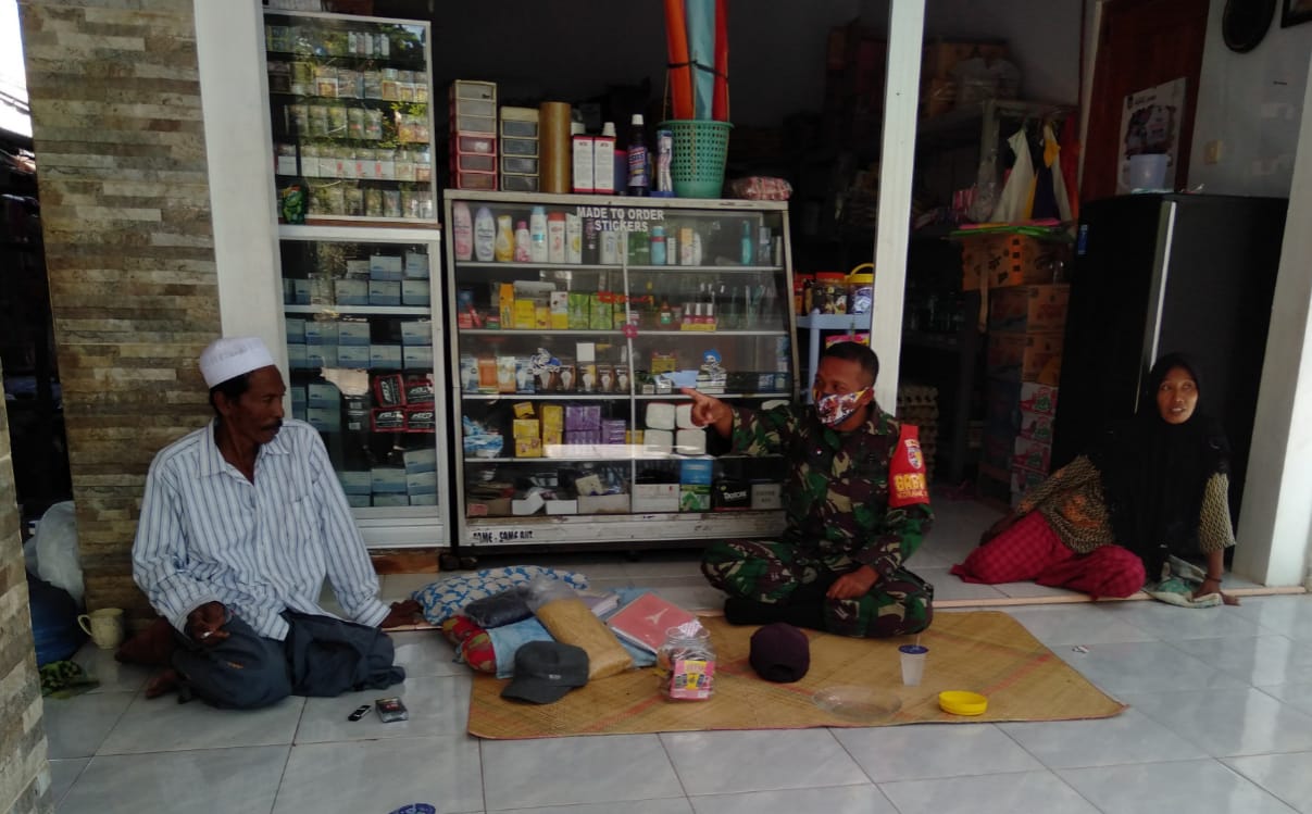 Babinsa Koramil 0827/21 Raas, Sertu Hartono Anjasana Kerumah Warga Binaan