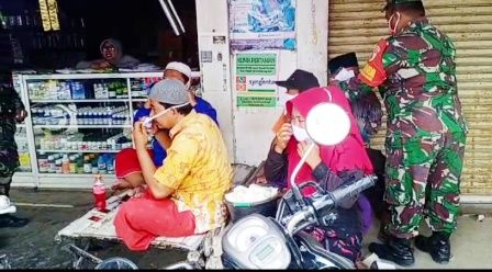 Babinsa Koramil 0827/05 Lenteng melaksanakan penegakan Disiplin Protokol Kesehatan Babinsa Koramil 0827/05 Lenteng melaksanakan penegakan Disiplin Protokol Kesehatan