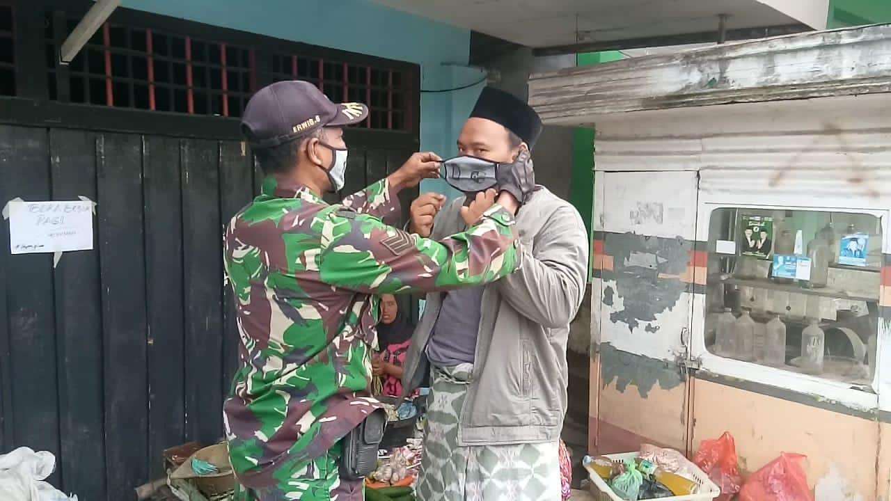 Babinsa  Koramil 0827/07 Guluk-guluk Serka Erwis  Giat Prokes COVID-19