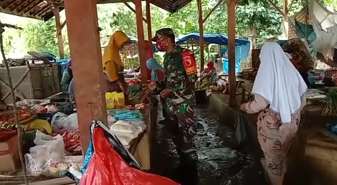 Babinsa Koramil 0827/07 Guluk Guluk Giat Penegakan Disiplin Protokol Kesehatan di Pasar Tradisional Babinsa Koramil 0827/07 Guluk Guluk Giat Penegakan Disiplin Protokol Kesehatan di Pasar Tradisional