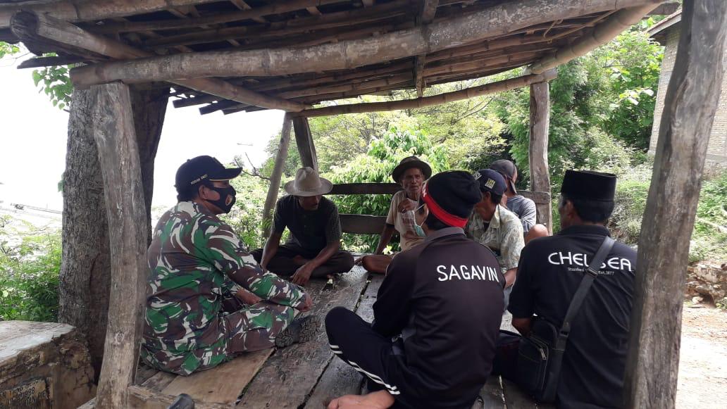 Babinsa Koramil 0827/20 Sapudi Komsos Dengan Warga Binaan Babinsa Koramil 0827/20 Sapudi Komsos Dengan Warga Binaan