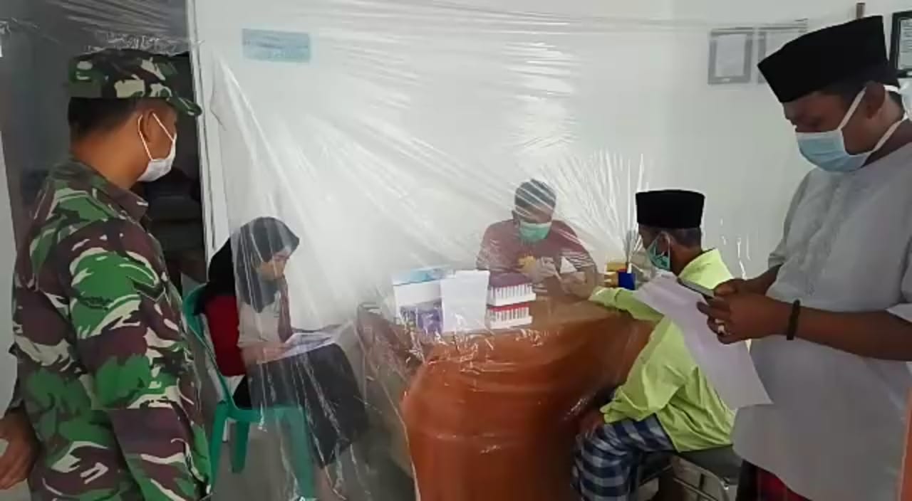 Babinsa Koramil 0827/Guluk Guluk Serda Nanang Giat Penegakan Disiplin Protokol Kesehatan di Puskesmas Setempat
