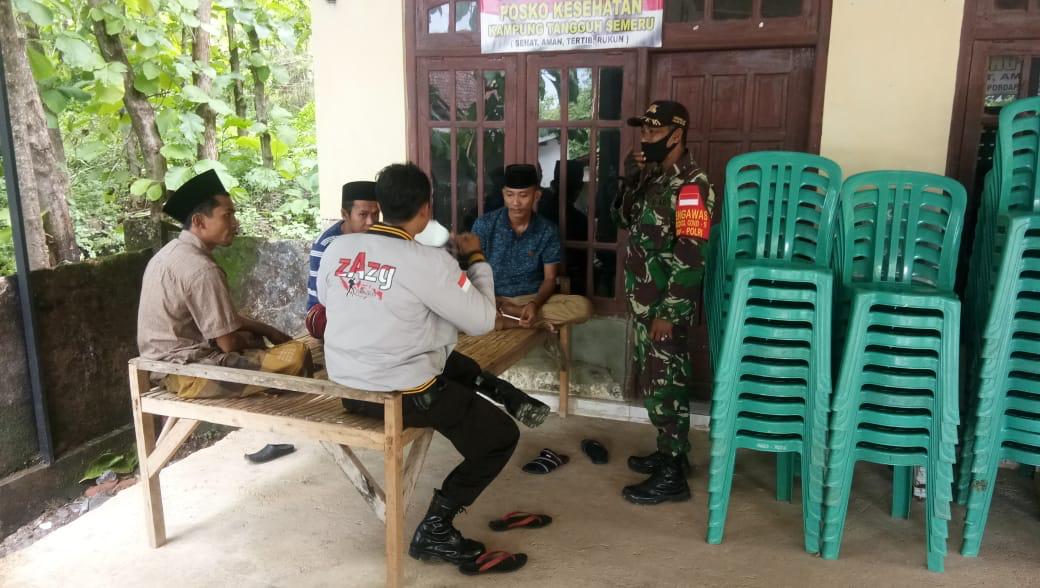 Babinsa Koramil 0827/07 Guluk-guluk Komsos Penegakan Disiplin Kesehatan di Balai Desa Pordapor