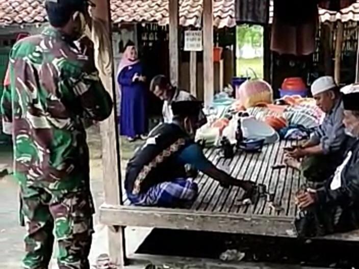 Babinsa Koramil 0827/07 Guluk-guluk komsos di Balai Desa Bragung