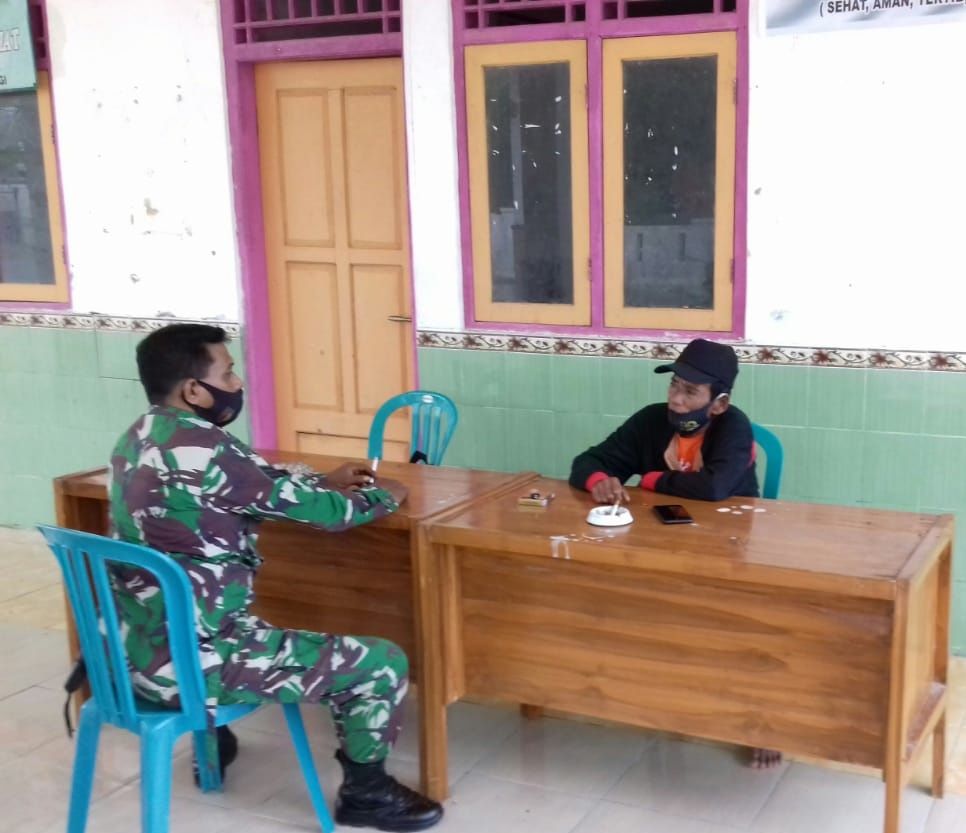 Babinsa Koramil 0827/06 Saronggi Komsos Dengan Perangkat Desa Nambakor Babinsa Koramil 0827/06 Saronggi Komsos Dengan Perangkat Desa Nambakor