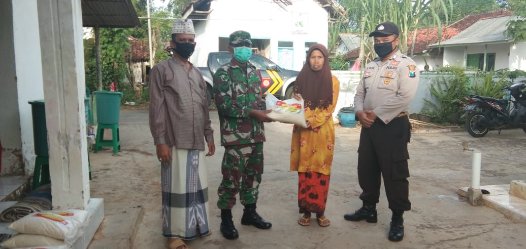 Babinsa Koramil 0827/12 Dasuk bersama Bhabinkamtibmas Giat Bhakti Sosial