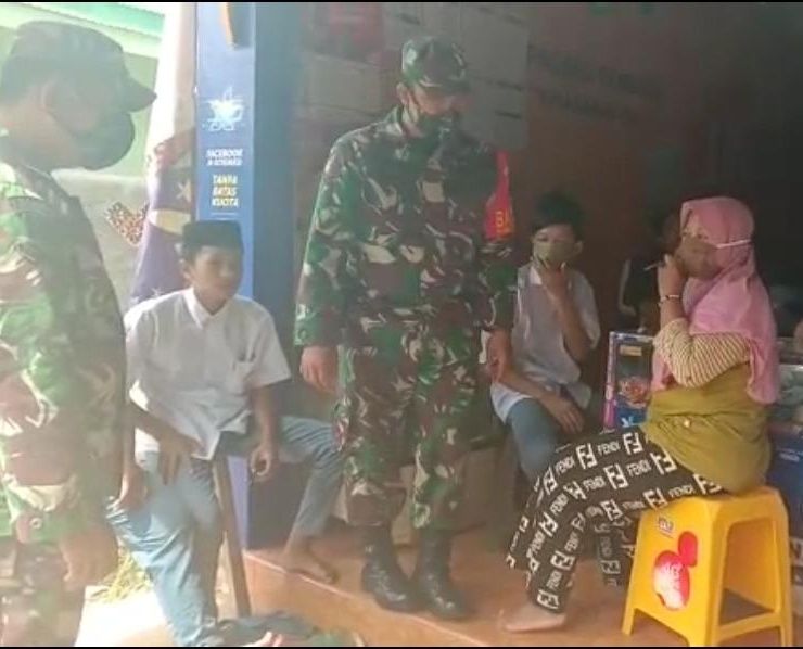 Babinsa Koramil 0827/05 Lenteng Giat Penegakan Protokol Kesehatan Babinsa Koramil 0827/05 Lenteng Giat Penegakan Protokol Kesehatan