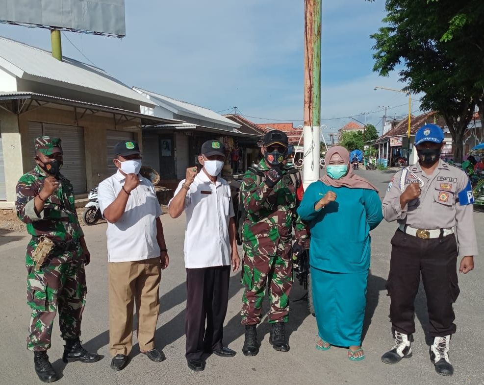 Babinsa Koramil 0827/20 Sapudi bersama Bhabinkamtibmas Operasi Yustisi Penegakan Disiplin Prokes