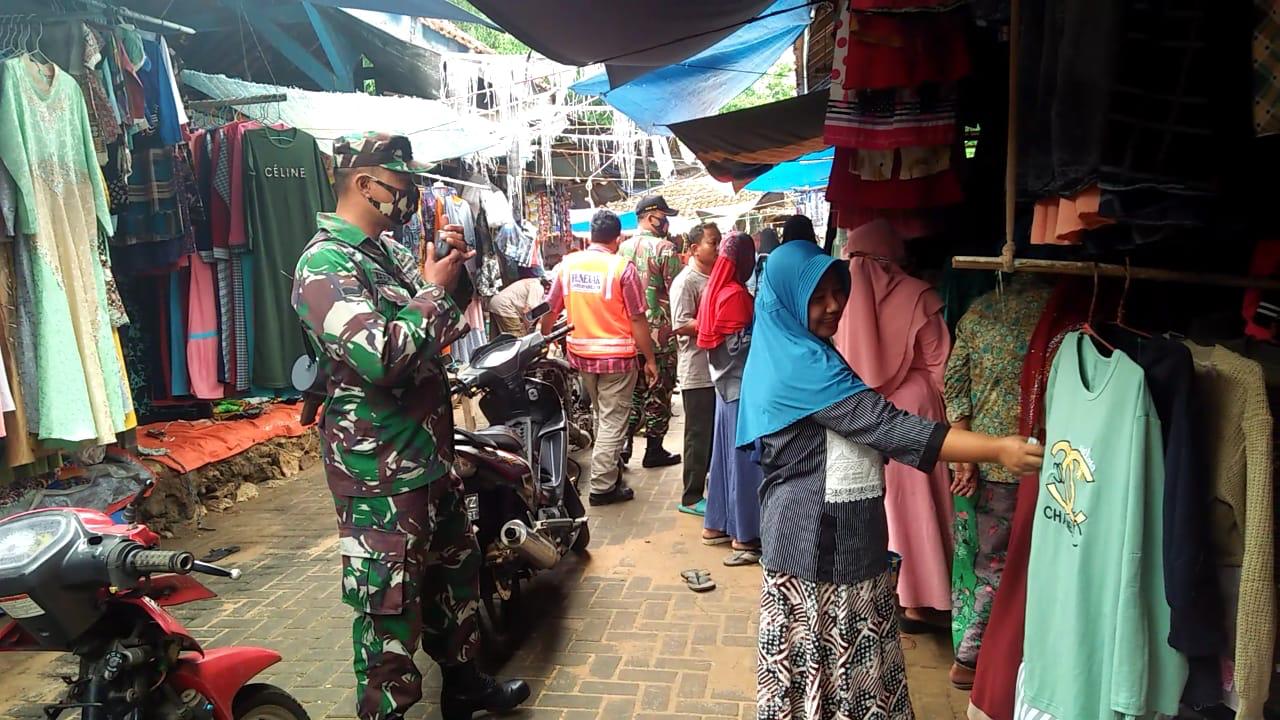 Babinsa Koramil 0827/16 Gapura Giat Penegakan Disiplin Protokol Kesehatan